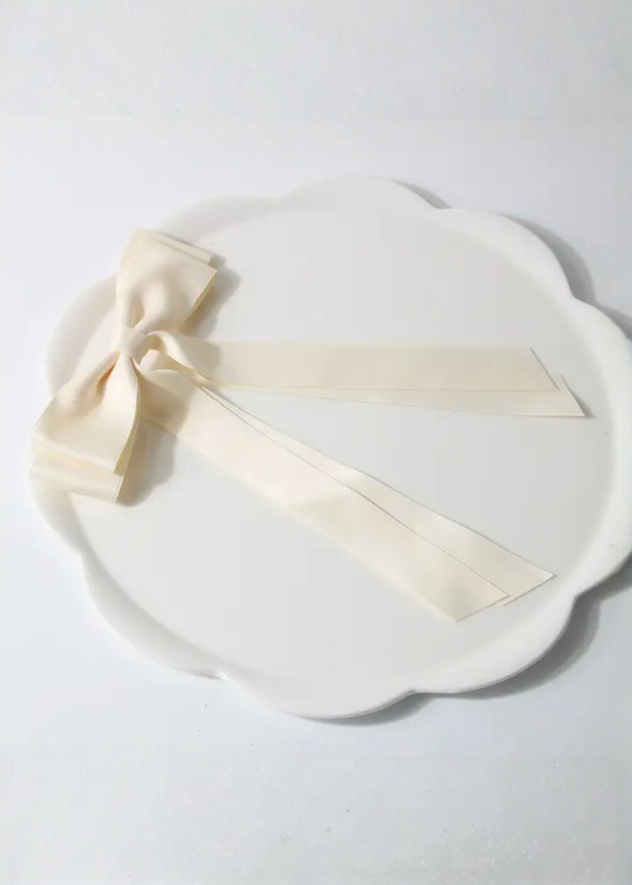 RemiCreamBow.png Remi Cream Bow